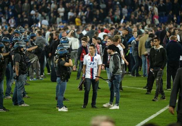 Lyon Vs Besiktas Diwarnai Dengan Aksi Ricuh Kedua Suporter Tim